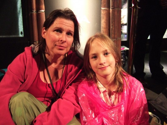 Först i kön stod Ruth Kvarnström med dottern Emelie, de hade köat sedan klockan tolv på dagen. (Foton: Katarina Hall / Epoch Times Sverige)
