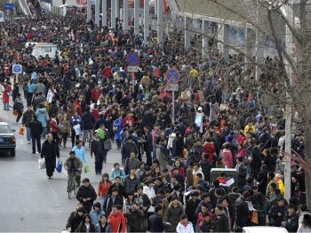 Arbetssökande köar utanför en jobbmässa i Peking den 7 februari 2009. Minst 20 miljoner kineser har förlorat sina jobb de senaste månaderna. (Liu Jin/AFP/Getty Images)