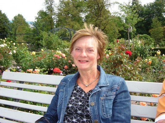 På en bänk i rosariet i Trädgårdsföreningen sitter Marianne Hedenryd från Borås och njuter av doften från rosorna. Här hittar hon många av de gammeldags rosorna som hon är så förtjust i. (Foton: Barbro Plogander, Epoch Times).
