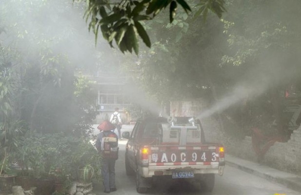 En bil sprutar desinfektionsmedel som ska får bort myggor, i Guangzhou, huvudstad i Guangdongprovinsen, i september 2014. (Screenshot/163.com)
