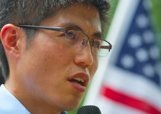 Den nordkoreanske flyktingen och människorättsaktivisten Shin Dong-hyuk talar utanför Vita huset under en demonstration för mänskliga rättigheter i Nordkorea den 10 juli 2012. Foto: Chip Somodevilla/Getty Images
