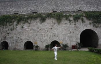 En man utövar uråldrig kinesisk Kung Fu-konst. (China Photos/Getty Images)