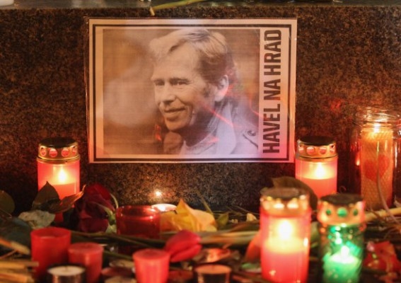 En bild på Vaclav Havel, Tjeckiens före detta president med texten ”Havel till slottet” en populär slogan från sammetsrevolutionen 1989 som de sörjande lämnat som minne av Havels död den 18 december 2011 (Foto: Sean Gallup/Getty Images)
