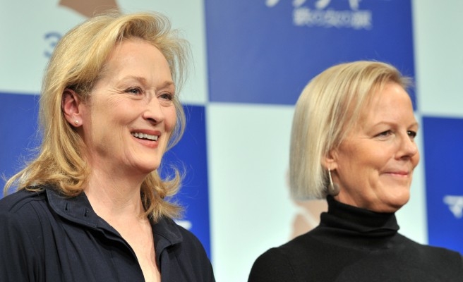 Meryl Streep  och den brittiska regissören Phyllida Lloyd poserar i Tokyo vid promotion av deras senaste film ”Iron  Lady” i Tokyo den 7 mars 2012. (Foto: AFP/Kazuhiro Nogi)