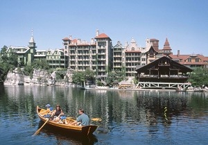 En familj tar en båttur framför bergshuset Mohonk - en av många utomhus- och inomhusaktiviteter som finns att tillgå i det historiska bergsområdet. (Foto: Jim Smith)
