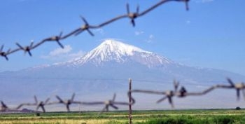 Berget Ararat sett genom ett taggtrådsstängsel från den armeniska staden Artashat den 11 juli 2009. Arkeologer från Noah's Ark Ministries säger att en båt som de hittat på berget Ararat har en "99 procents" chans att vara den Noaks ark som nämns i bibeln. (Foto: Karen Minasyan / AFP / Getty Images)