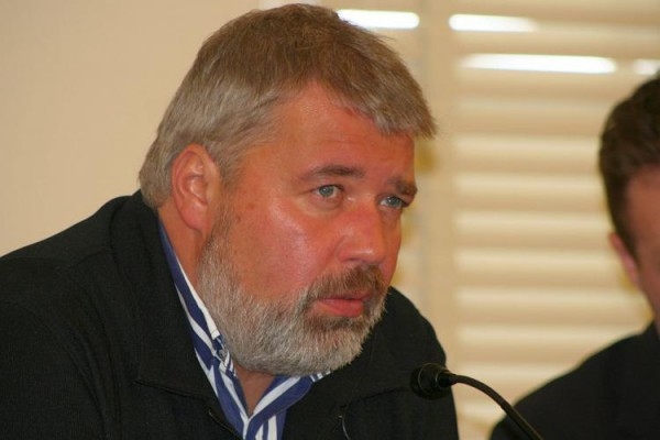 Dmitry Muratov, redaktör på Novaja Gazeta, beskrev sina reportrars fruktansvärda död. Helsingforskommissionen hade bjudit in honom att tala om urholkningen av oberoende medier i Ryssland. Muratov talade den 3 november i Washington DC, på Capitol Hil (The Epoch Times)
