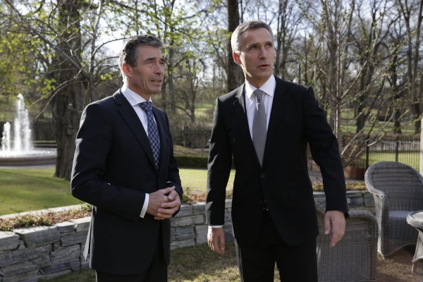 Natos nuvarande generalsekreterare Anders Fogh Rasmussen och Jens Stoltenberg i samband med ett möte i Oslo den 8 maj 2013. (Foto: Erlend Aas/ AFP)
