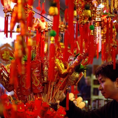 Nyårsfirandet i Kina och andra delar av Sydostasien sker med många fyrverkeripjäser. Denna försäljare fanns i Taiwans huvudstad Taipei i går. (Foto: AFP)