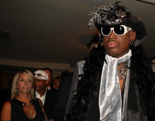 Den amerikanska basketstjärnan Dennis Rodman kommer till Basketball Hall of Fame den 12 Augusti 2011. (Foto: Jim Rogash/Getty Images)