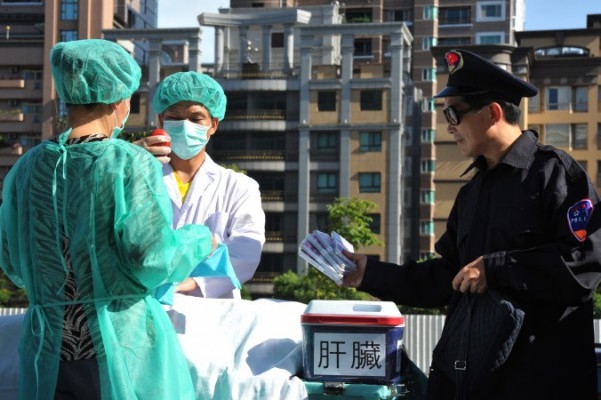 Falun Gong-utövare spelar upp en scen där mänskliga organ stjäls för att säljas, under en demonstration i Taiwans huvudstad Taipei, 20 juli 2014. Foto: Mandy Cheng/AFP/Getty Images