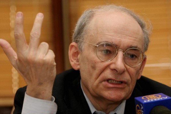Den internationella människorättsadvokaten David Matas talar under en presskonferens i Hongkong den 17 juli 2006 om olaglig skörd av mänskliga organ i Kina. (Foto: Woody Wu/AFP/Getty Images)
