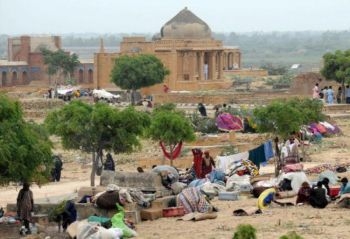 Överlevande i Pakistans översvämningar tar skydd i Makli i södra Sindhprovinsen den 31 augusti. Vattnet från översvämningarna, som har ödelagt Pakistan och täckt en femtedel av landet och orsakat minst 1600 människors död, rinner nu ut i Arabiska havet. (Foto: Rizwan Tabass / Getty Images)
