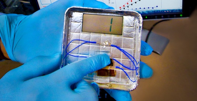 Den virusbaserade piezoelektriska apparaten. (Lawrence Berkeley National Laboratory)