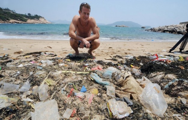 Guy Newey Doug Woodring, entreprenör och naturvårdare, tittar på skräpet som samlats på en strand på den södra sidan av Hongkong den 7 maj 2009. Enorma öar med plastskräp flyter i haven men också i mindre vattendrag - ett fenomen som holländarna med hjälp av en designad plastval tagit upp kampen mot. (Foto: Mike Clarke/AFP/Getty Images)