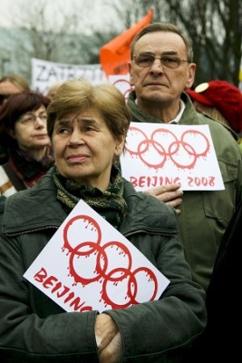 Assisterande talare för den polska senaten, Zbigniew Romaszewski, som tillsammans med sin hustru Zofia är en varaktig människorättsförespråkare och även känd som polsk solidaritetsaktivist, vid en demonstration som stöd för Tibet framför Kinas ambassad i Warszawa. (Jan Jekielek, Epoch Times)
