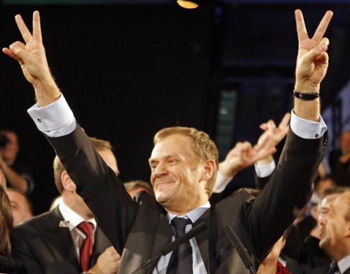 Donald Tusk jublar efter en övertygande seger i det polska parlamentsvalet den 21 oktober 2007. Den avgående polske premiärministern Kaczynski accepterade nederlaget och gratulerade sin rival. Tusks företagsvänliga parti avsatte Kaczynskis konservativa regering i ett val med rekordhögt deltagande. (Foto: AFP/Janek Skarzynski)
