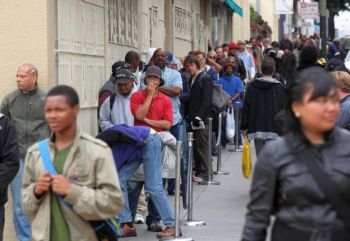 Folk köar för att få ett gratis mål mat i St. Anthonystiftelsens matsal i San Francisco, Kalifornien. Den amerikanska fattigdomen ökade till 14,3 procent 2009, den högsta nivån sedan 1994. (Foto: Justin Sullivan / Getty Images)