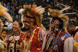 Glada skratt på Manito Ahbee International Competition Pow Wow som hölls i Winnipeg tidigare denna månad. År 2050 kan en tredjedel av Manitobas och Saskatchewans befolkning vara från den ursprungliga befolkningsgruppen. (Foto: Matthew Little/Epoch Times)