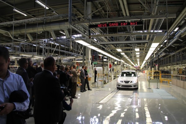 Den första bilen i den första förserien av 9-3 Aero Sedan lämnar monteringslinan för egen maskin, den 18 september 2013. (Foto: Nevs)