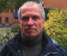 Ion Miu, 70, pensionerad  högstadielärare och ingenjör, Malmö, Sverige. <p> Min åsikt är att det tuffaste jobbet i världen är att arbeta med människor i allmänhet och med barn i synnerhet. I många andra yrken räcker det med din egna professionella kompetens. Men när du arbetar med människor är det nästan omöjligt att nå den perfekta nivån av professionell kompetens. För att få framgång på detta område måste du vara professionell på tre områden tror jag. 1. Ledaren måste känna sig själv väldigt väl. 2. Du måste känna dina medarbetare väl på ett djupare plan. 3. Ledaren måste vare en stor person som kan kommunicera spontant och ärligt , från hjärtat med sina medarbetare. Jag tror att dessa tre faktorer är nästan omöjliga att uppnå samtidigt på en arbetsplats.
