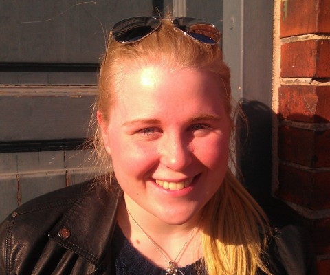 Ida Adolfsson, 17, studerande på  högskola, Lund, Sverige. <p> Det beror på vem jag är med. Det är skillnad på skolan eftersom du måste vara på ett speciellt sätt för att passa in, men utanför skolan kan du välja vänner. I skolan försöker jag vara med mina skolkompisar och göra mitt bästa men om det är något som känns fel och det inte stämmer med mig går jag därifrån.
