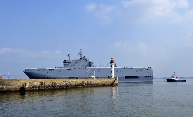 Ett ryskt franskbyggt krigsfartyg är på väg till sin första provtur den 16 mars, 2015 efter att ha lämnat Saint-Nazaire. Frankrikes president Francois Hollande sade i februari förra året att förhållandena "fortfarande inte var de rätta" att gå vidare med försäljning av två Mistral krigsfartyg till Ryssland, trots att Moskva vid den tiden hade stött en ny Ukraina fredsplan. Hollande avbröt försäljningen värd 1,2 miljarder euro. Foto: Georges Gobet/ AFP / Getty Images)