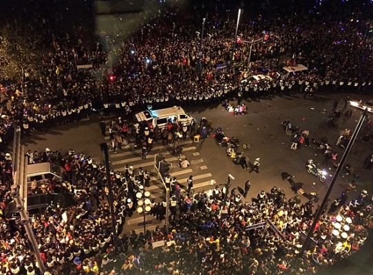 Räddningsarbetare hjälper offren som trampats ner under nyårsfirandet i Shanghai den 1 januari 2015. (Foto: STR/AFP/Getty Images)