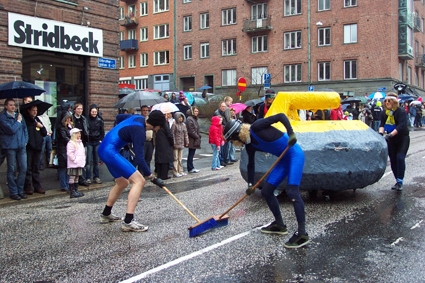 Curlinggänget jobbade hårt och vann 3:e priset på 2000 kr i kategorin ”lösnummer”.(Foton: Pirjo Svensson/Epoch Times)
