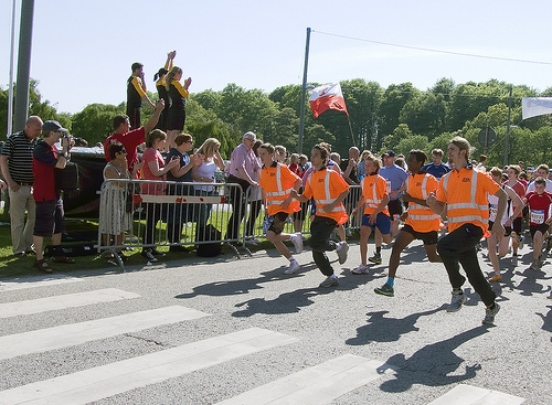 Funktionärerna som ska starta nästa grupp får rusa undan för att inte bli omkullsprungna av den ivriga klungan. (Foto: Anders Eriksson / Epoch Times)
