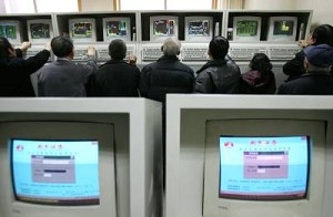  Investerare kollar aktieindex på monitorer på ett obligationsföretag i Peking. Det är vanligt att kontorsarbetare i Kina ägnar sig åt aktiespekulation på arbetstid. (Foto: China Photos/Getty Images)