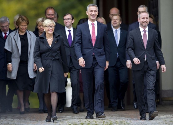Norges förre statsminister Jens Stoltenberg ses som den mest troliga kandidaten som generalsekreterare i Nato. Här ses han tillsammans med sin tidigare regering. (Foto: Daniel Sannum Lauten/AFP/Getty Images)