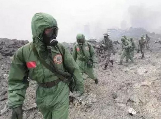 Räddningspersonal i skyddsdräkter efter den stora explosionen i Tianjin. Trots avspärrningar och kontroll tog sig såväl journalister som vanliga medborgare in på katastrofområdet för att rapportera. (Foto: Liu Yanmin/WeChat)
