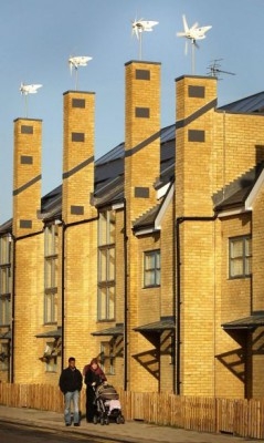 Vindkraftverk på hus som använder 20 procent förnybar energi, i Croydon, England. (Foto: Peter MacDiarmid / Getty Images)