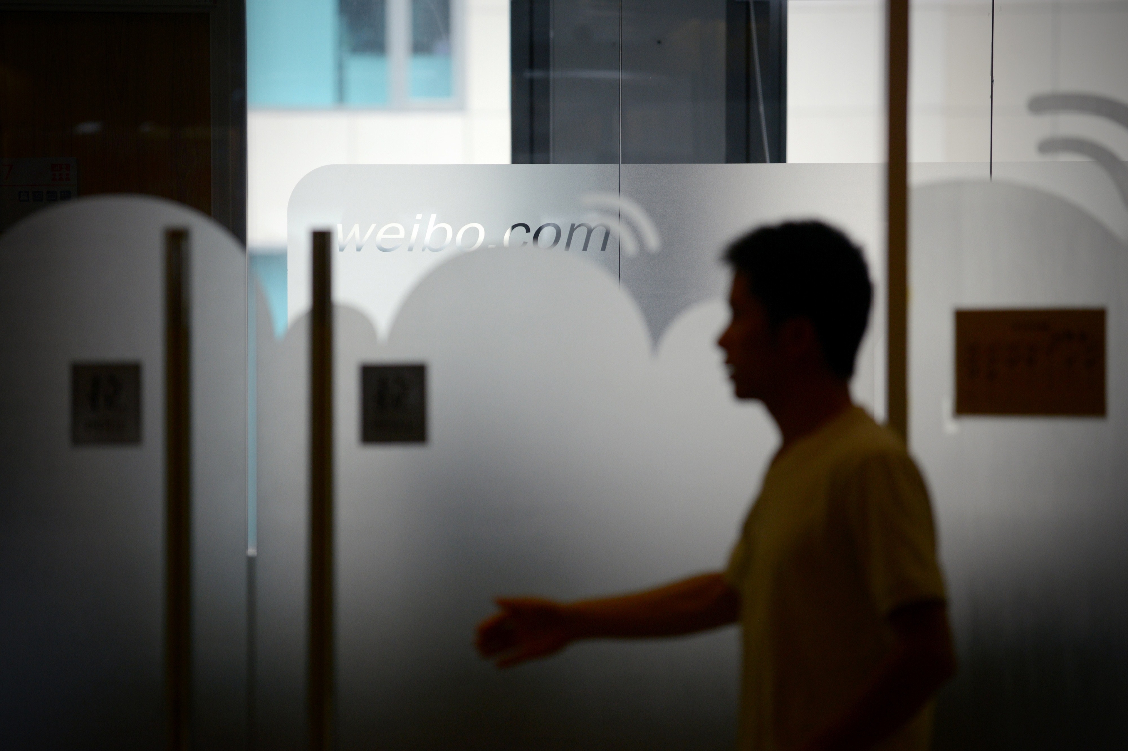 En man går in på kinesiska mikrobloggföretaget Sina Weibos kontor. Kinas internet är ofriast av alla de 65 länder som Freedom House undersökt. (WANG ZHAO/AFP/Getty Images)