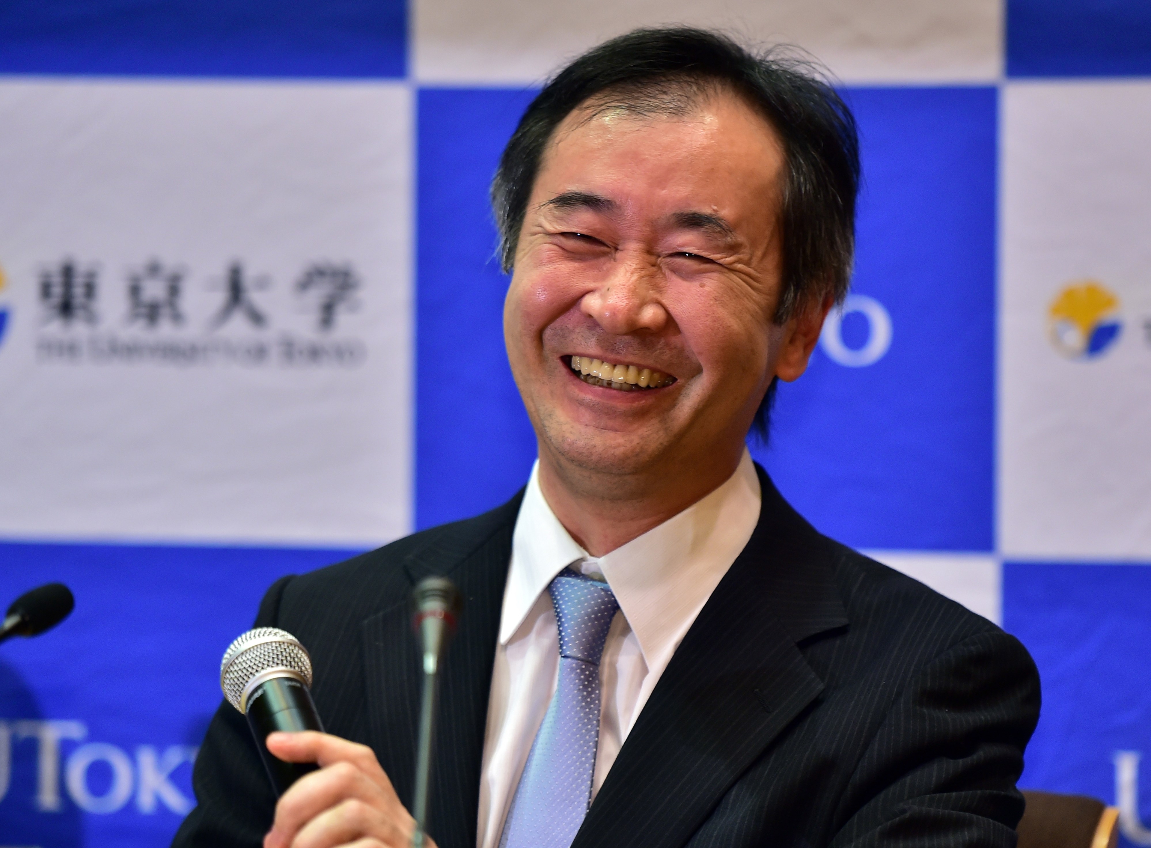 Takaaki Kajita vid University of Tokyo Institute for Cosmic Ray Research gladdes åt Nobelpriset i fysik på en presskonferens på University of Tokyo den 6 oktober 2015. Tillsammans med Arthur McDonald har han löst ett mysterium kring neutriner, den minsta partikel som forskarna har upptäckt i universum. (Foto: Yoshikazu Tsuno/AFP/Getty Images)
