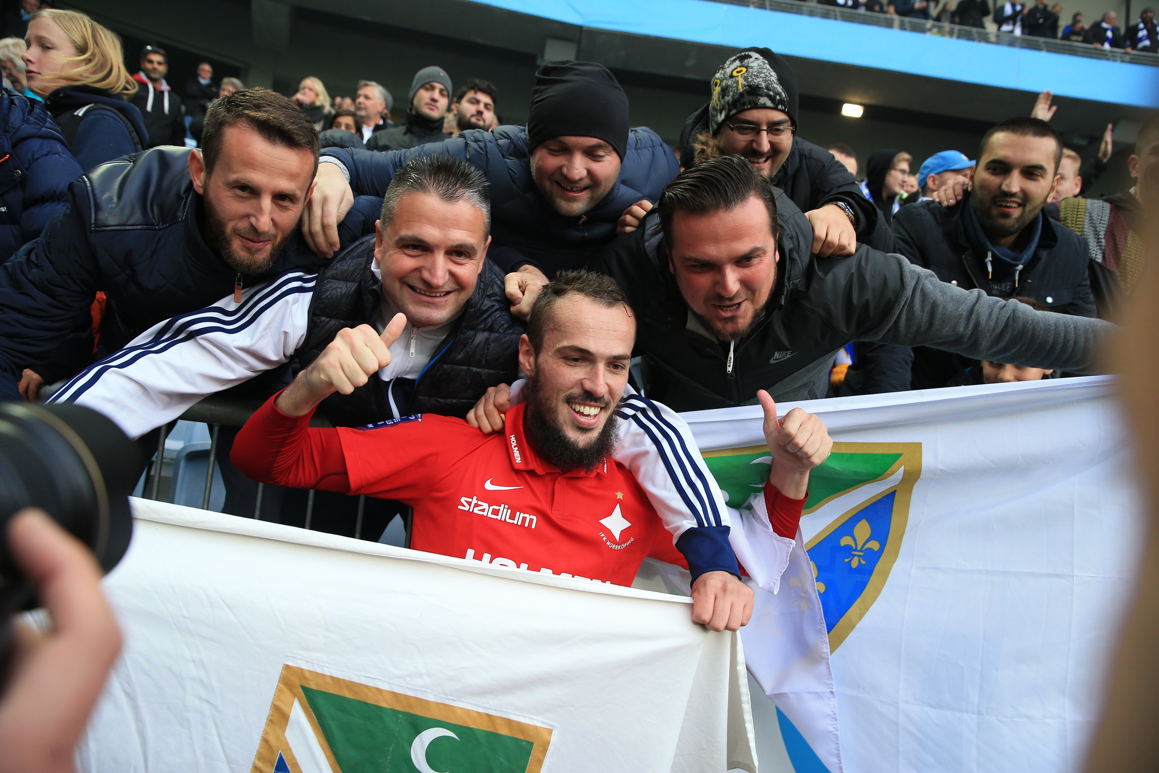 Skyttekungen Emir Kujović firar med supportrarna efter att ha säkrat det allsvenska guldet mot Malmö. (Foto: Lars Dareberg/Ombrello/Getty Images)
