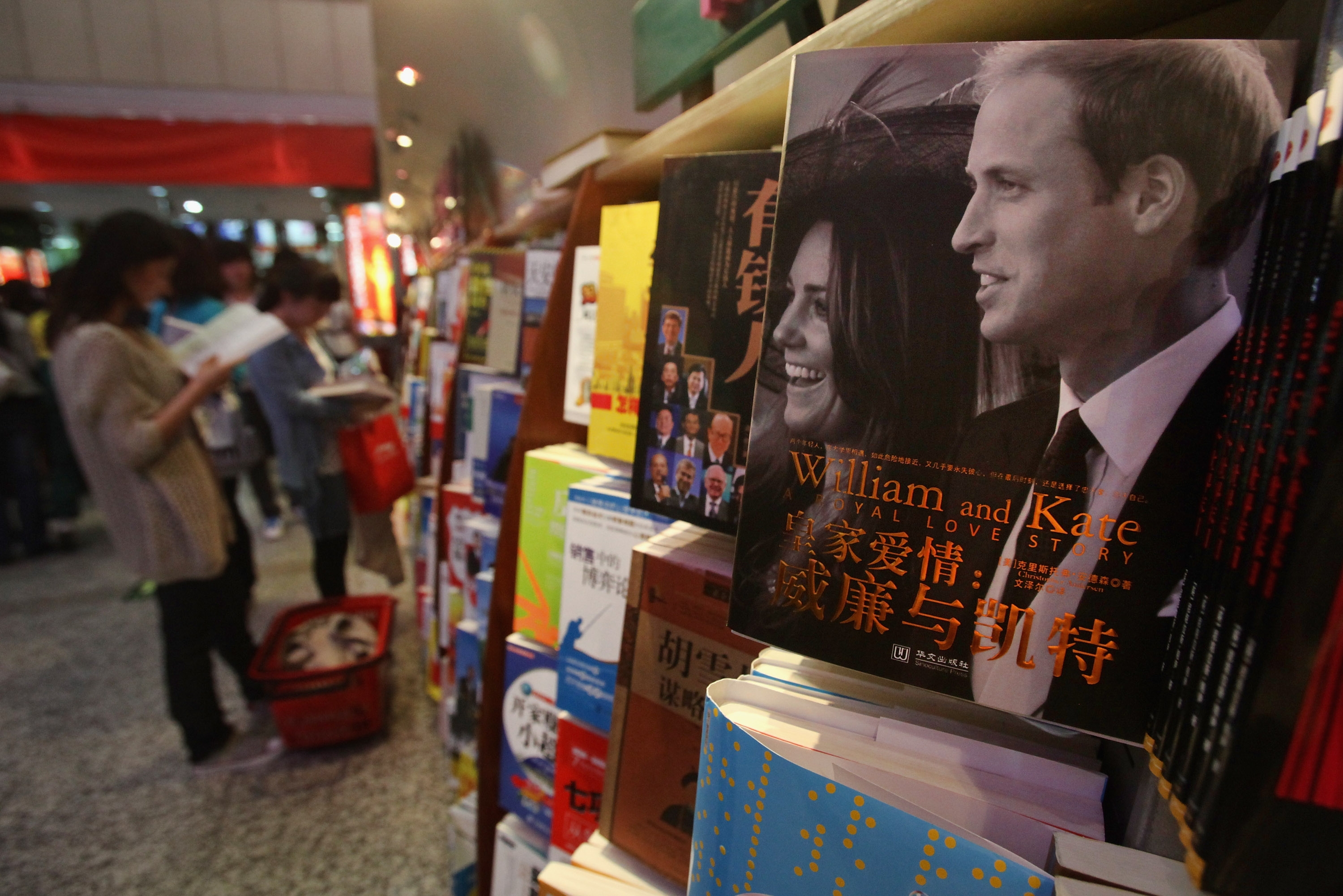 Kinesisk bokhandel är full av litteratur från statliga förläggare som "uppträder korrekt" och inte publicerar böcker om för staten känsliga ämnen. Här syns en bok om giftermålet mellan prins William och Kate. Många tror att kinesiska PAC:s inträde i International Publisher Association kommer att ha negativ inverkan på yttrandefriheten i landet. (Foto: Feng Li/Getty Images)