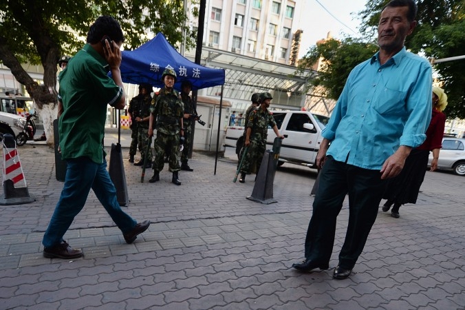 Kinesisk paramilitär polis vaktar i Xinjiangs huvudstad Urumqi. Kina försöker nu dra paralleller mellan attackerna i Paris och situationen i det oroliga Xinjiang. (Foto: Mark Ralston/AFP/Getty Images)