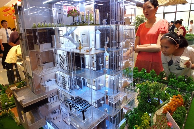 Kinesiska bostadsköpare besöker en bomässa i Yichang, Kina. (Foto: STR/AFP/Getty Images)