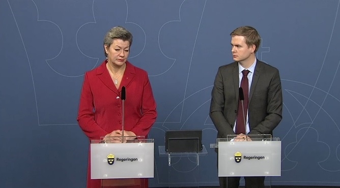Arbetsmarknadsminister Ylva Johansson (S) och utbildningsminister Gustav Fridolin (MP) presenterade på torsdagen två åtgärder för att flyktingar och ensankommande barn ska fördelas jämnare mellan landets kommuner. (Foto: Skärmdump)