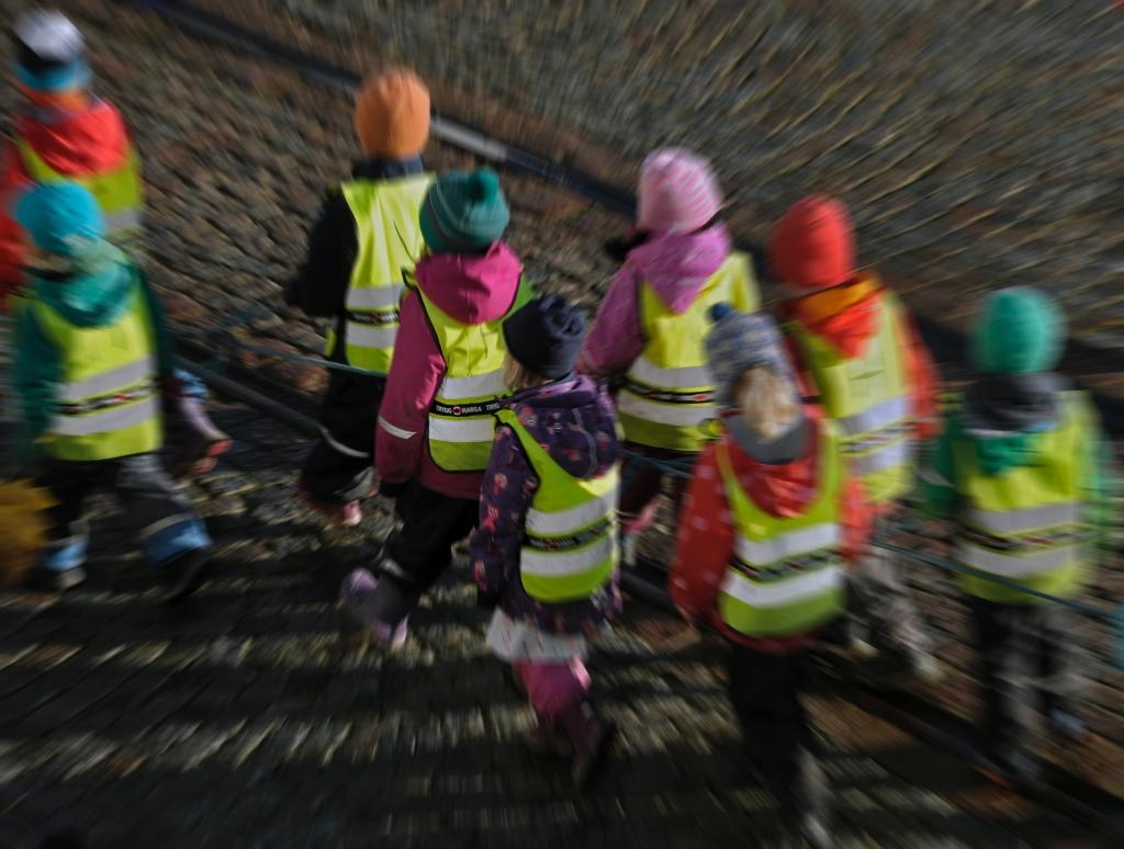 Mer än vart tionde barn lever i ekonomisk utsatthet, enligt Rädda Barnen. (Foto: Hasse Holmberg/TT-arkivbild)