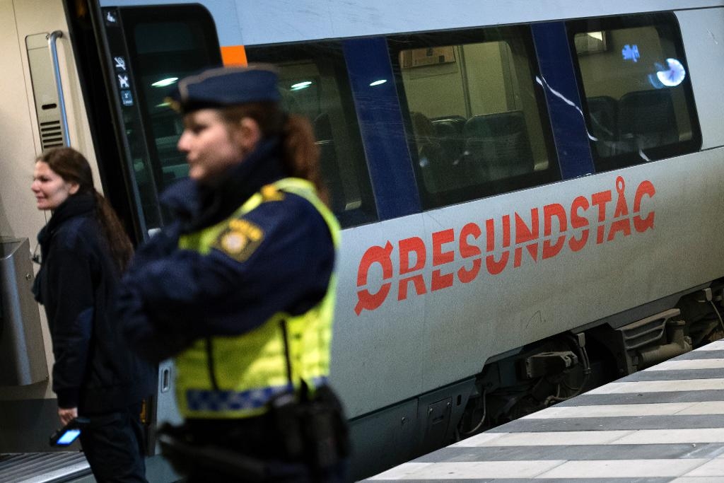Polis på väg ombord på ett Öresundståg som stannat vid Hyllie station utanför Malmö för att genomföra gränskontroll i mitten av december. (Foto: Johan Nilsson/TT)