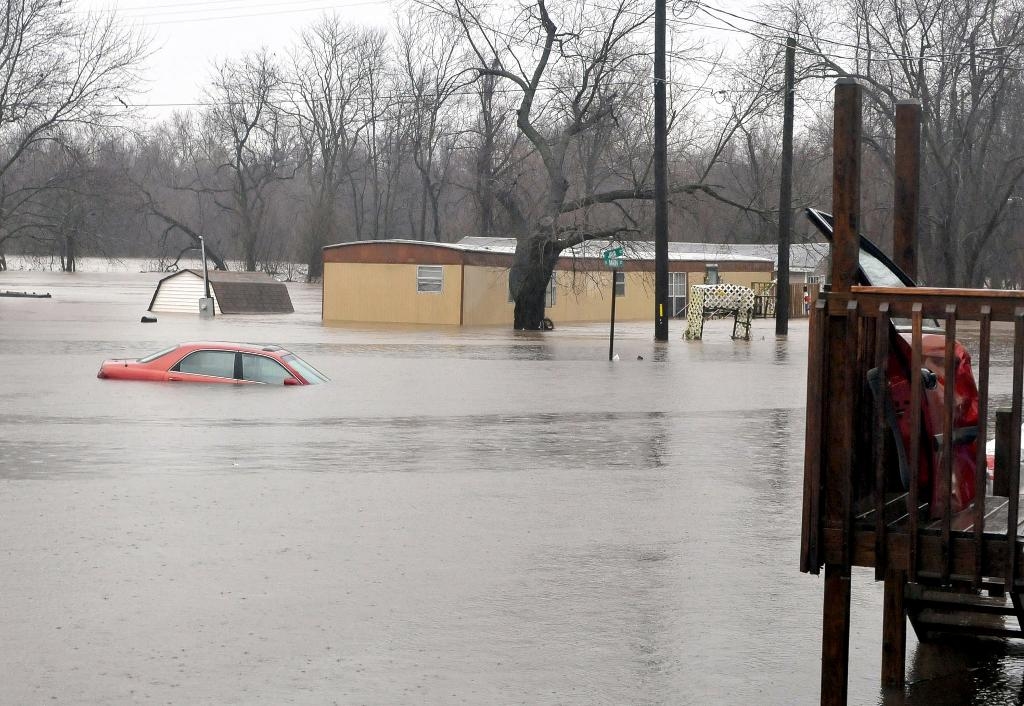 
I Kendricktown i Missouri stod vattnet högt på gatorna efter söndagens regn. (Foto: Willie Brown /AP/TT)