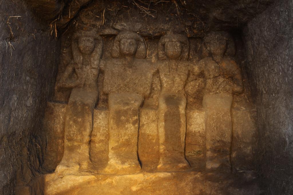 Familjen som huggits ut i sandsten levde på den tid då den kvinnliga faraon Hatshepsut och hennes efterträdare kung Thutmosis III regerade för cirka 3 400 år sedan. (Foto: John Ward /Gebel el Silsila Survey Project)