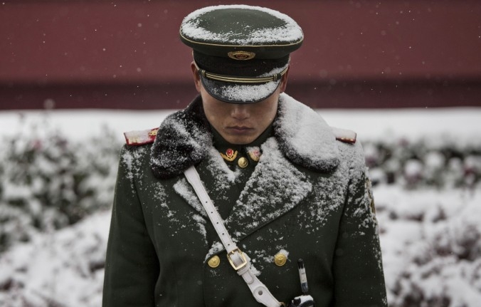 Kinesisk paramilitär polis vid Himmelska fridens port  i Peking. Kinas svar på FN:s rapport om tortyr i landet kan verka förbryllande, men är logiska om man betänker kommunistpartiets historia.  (Foto: Kevin Frayer/Getty Images)
