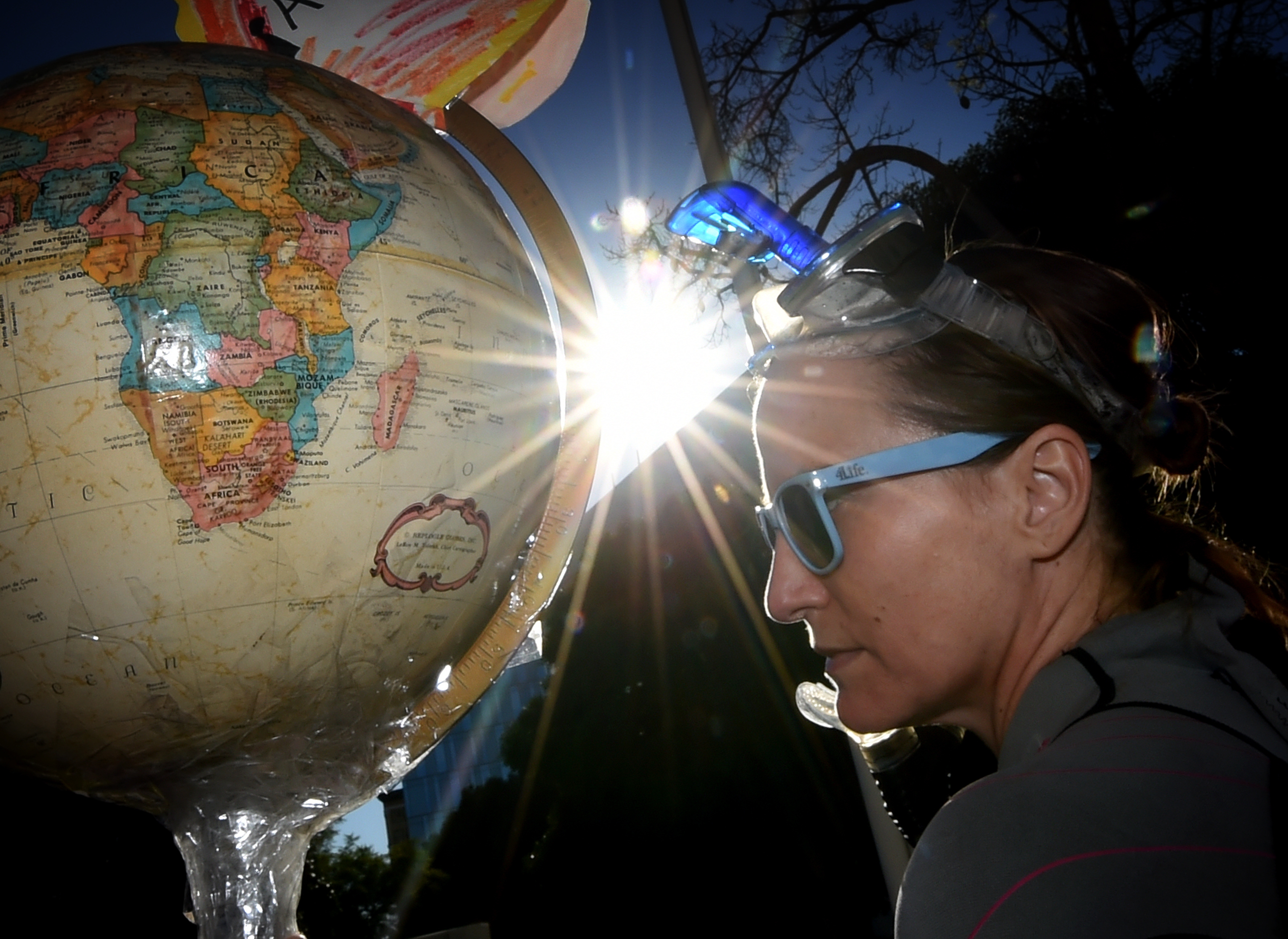 Havsnivåhöjning är ett av många hot mot vår planet som klimatmötet COP21 i Paris ska försöka hitta lösningar på. Bilden är från en aktivitet i Los Angeles 29 november. (Foto: Mark Ralston /AFP/Getty Image)