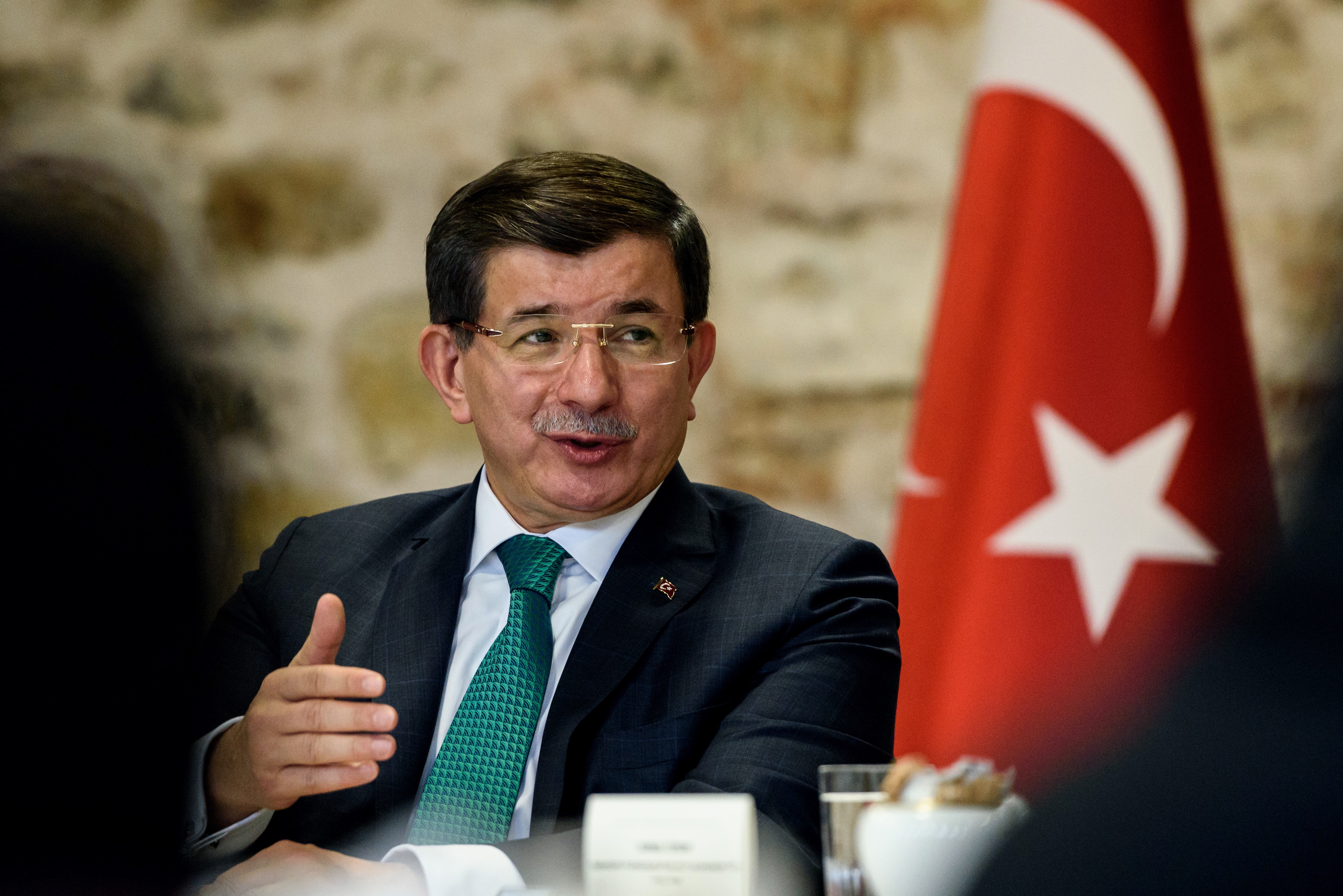 Turkiets premiärminister Anmet Davutoglu samtalar med utländska journalister i Istanbul den 9 december. Davutoglu anklagar Ryssland för att ha försökt göra en etnisk rensning genom sina flygbombningar över turkmeniska och sunnitiska byar i Latakiaregionen. (Foto: Ozan Kose/AFP/Getty Image)
