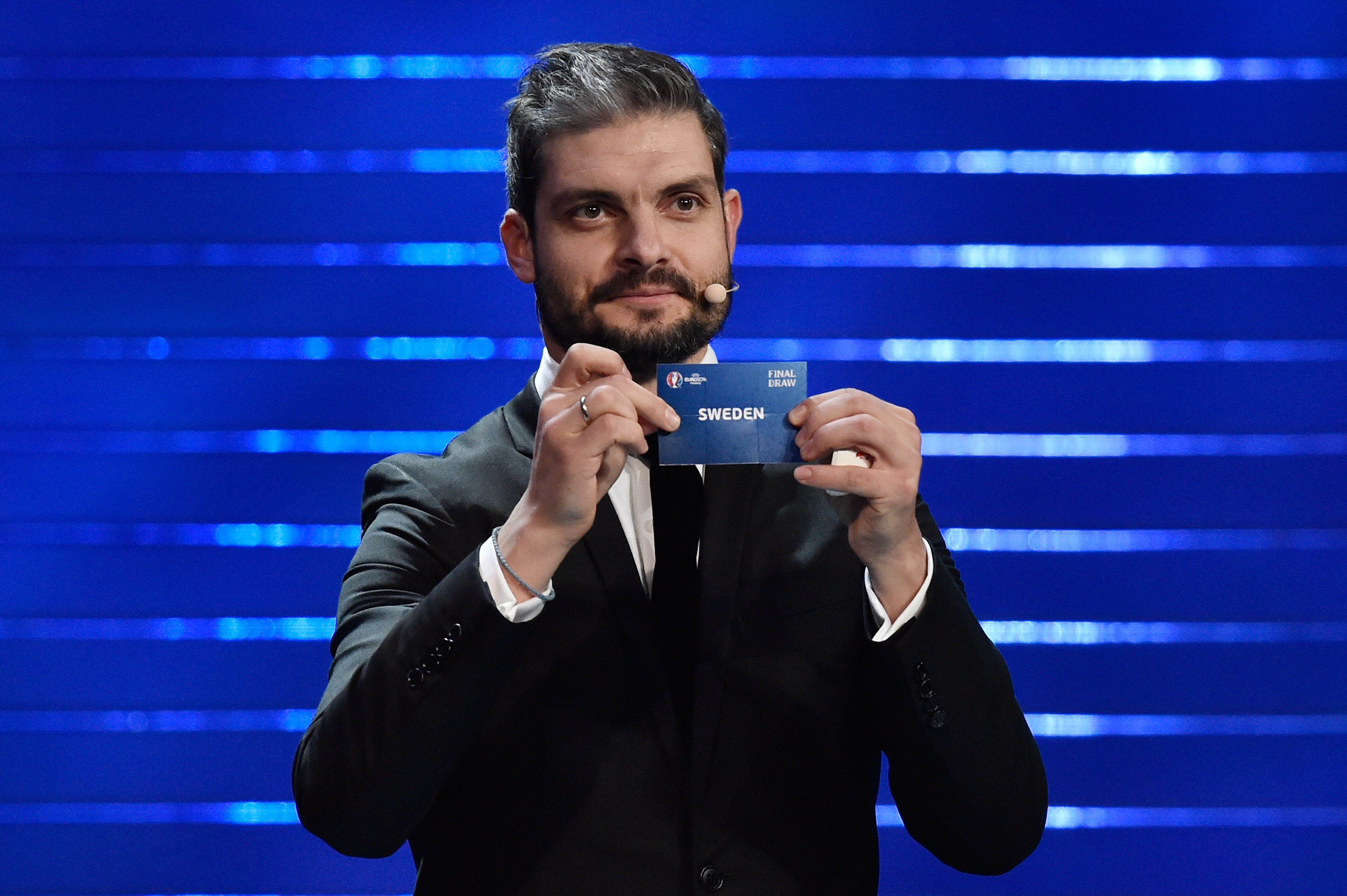 Den före detta landslagsspelaren för Grekland, Angelos Charisteas, drar lotten som placerar Sverige i samma grupp som Belgien, Italien och Irland i EM-slutspelet i Frankrike nästa sommar. (Foto: Pascal Le Segretain/Getty Images)