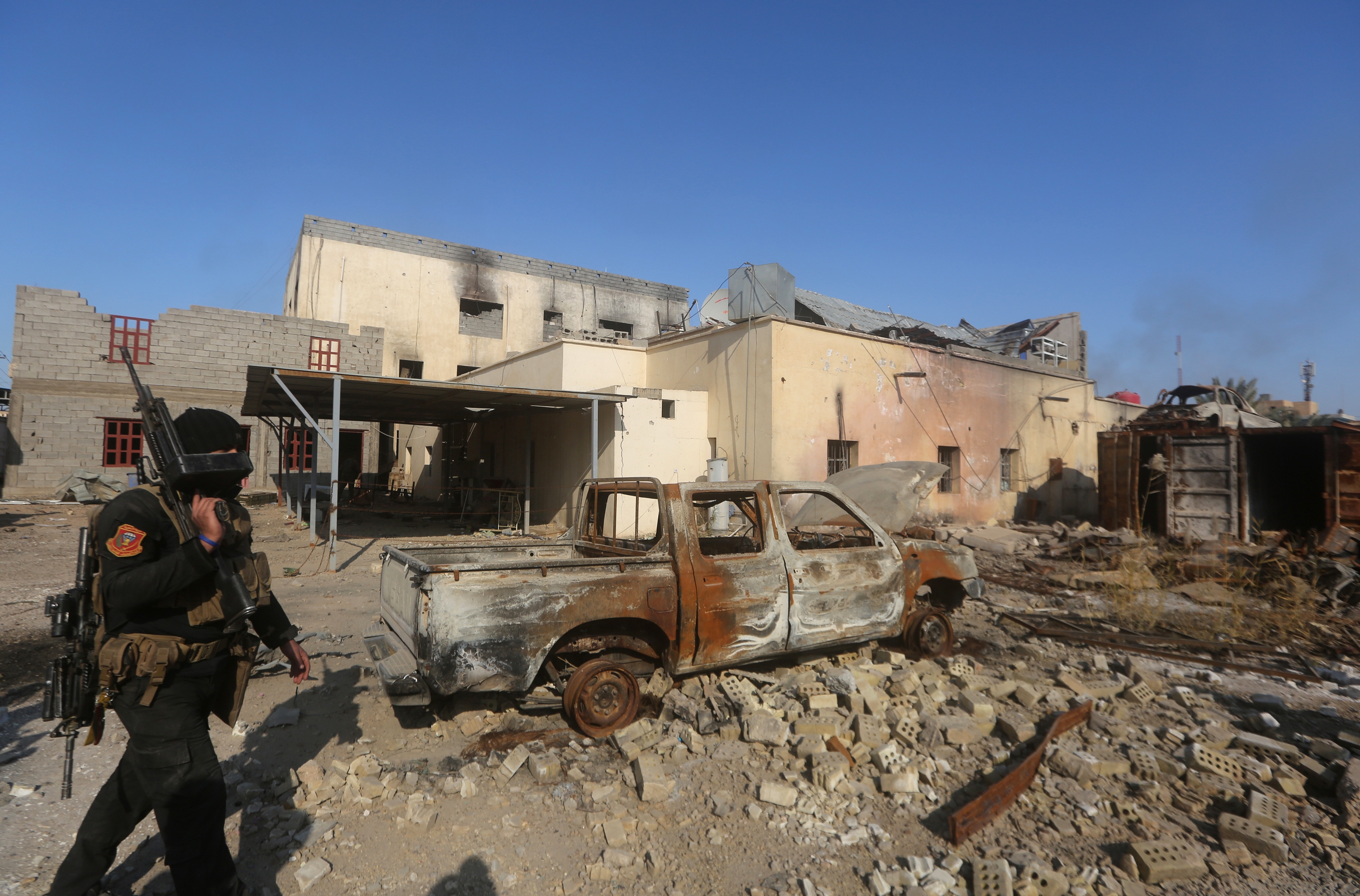 En man från de irakiska säkerhetsstyrkorna går den 28 december i staden Ramadi efter de irakiska styrkorna återtaget staden från Islamiska Staten (IS). (Foto: Ahmad al-Rubaye / AFP/Getty Images)